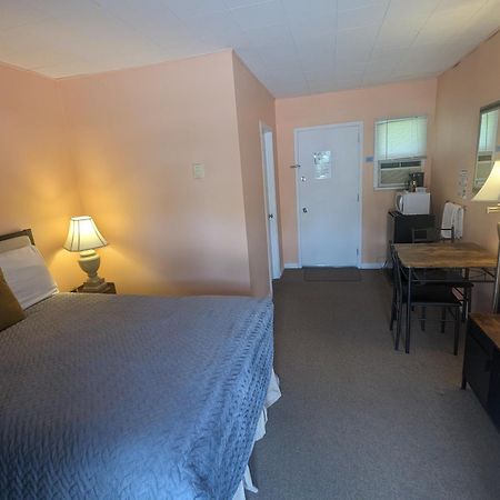 Pinewood Inn Barrys Bay Extérieur photo