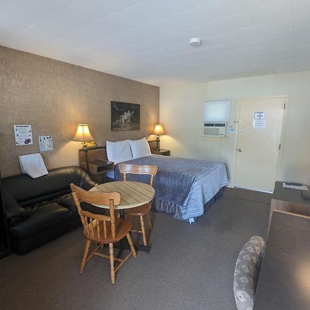 Pinewood Inn Barrys Bay Extérieur photo