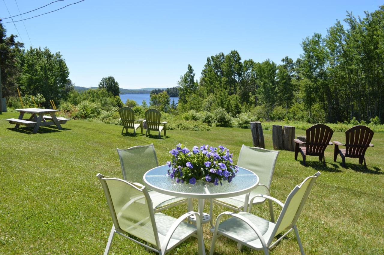 Pinewood Inn Barrys Bay Extérieur photo