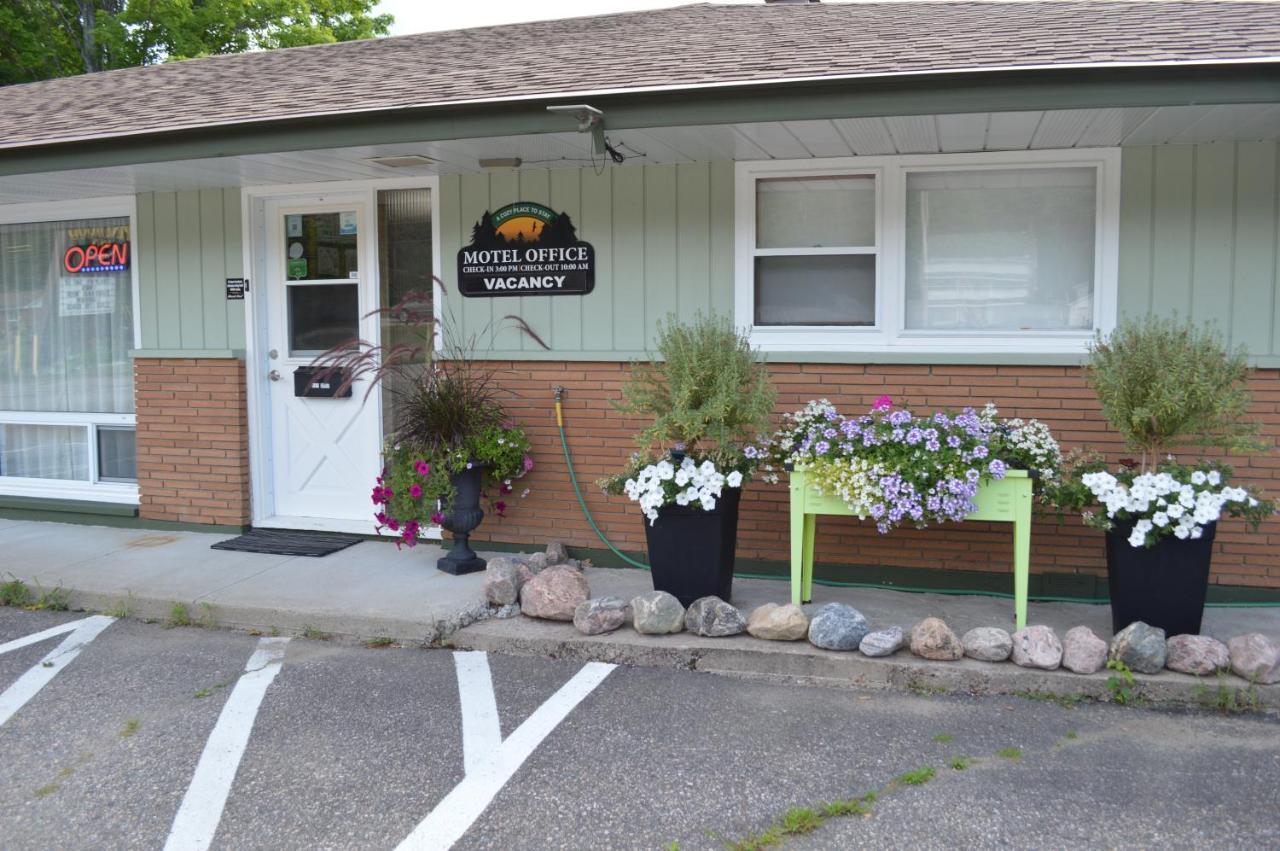 Pinewood Inn Barrys Bay Extérieur photo