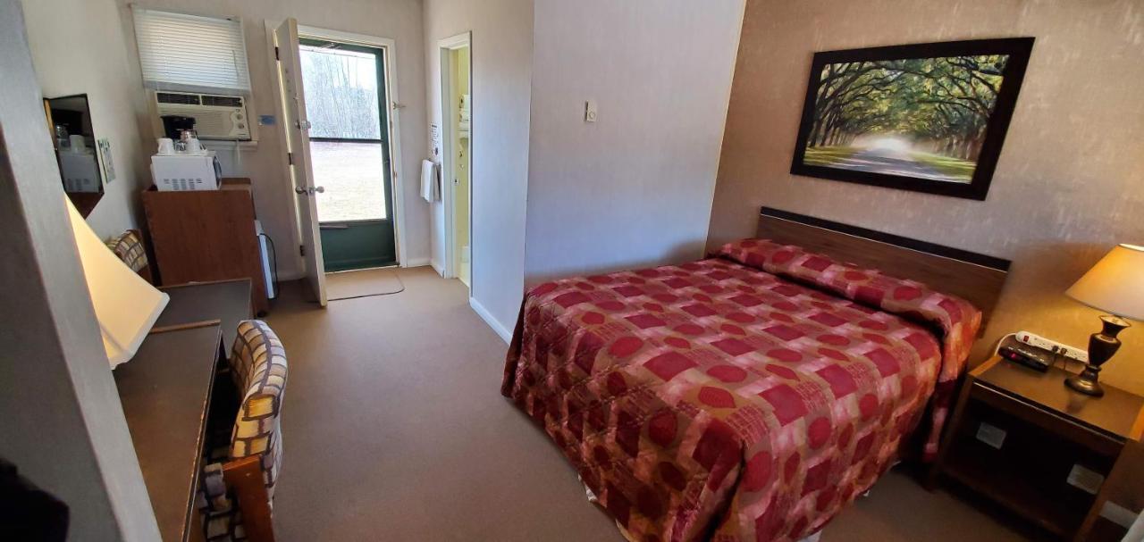 Pinewood Inn Barrys Bay Extérieur photo