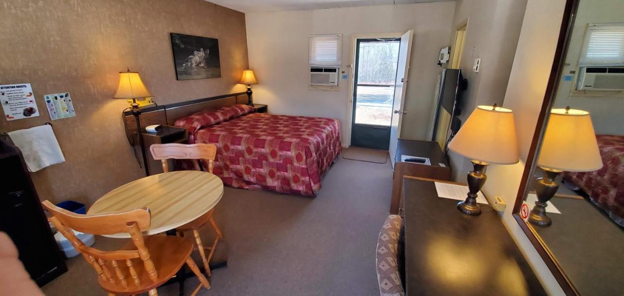 Pinewood Inn Barrys Bay Extérieur photo