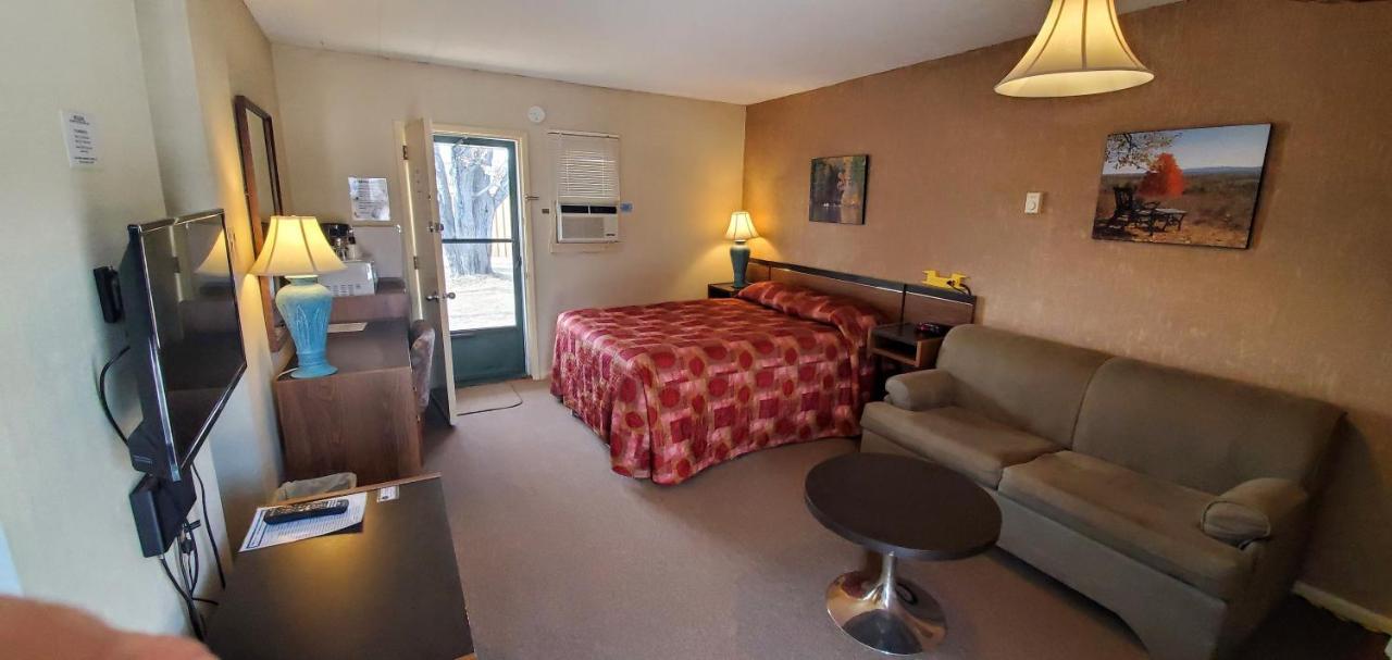 Pinewood Inn Barrys Bay Extérieur photo