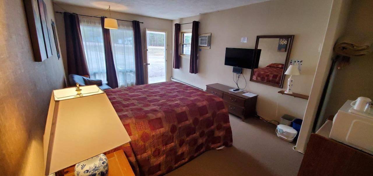 Pinewood Inn Barrys Bay Extérieur photo