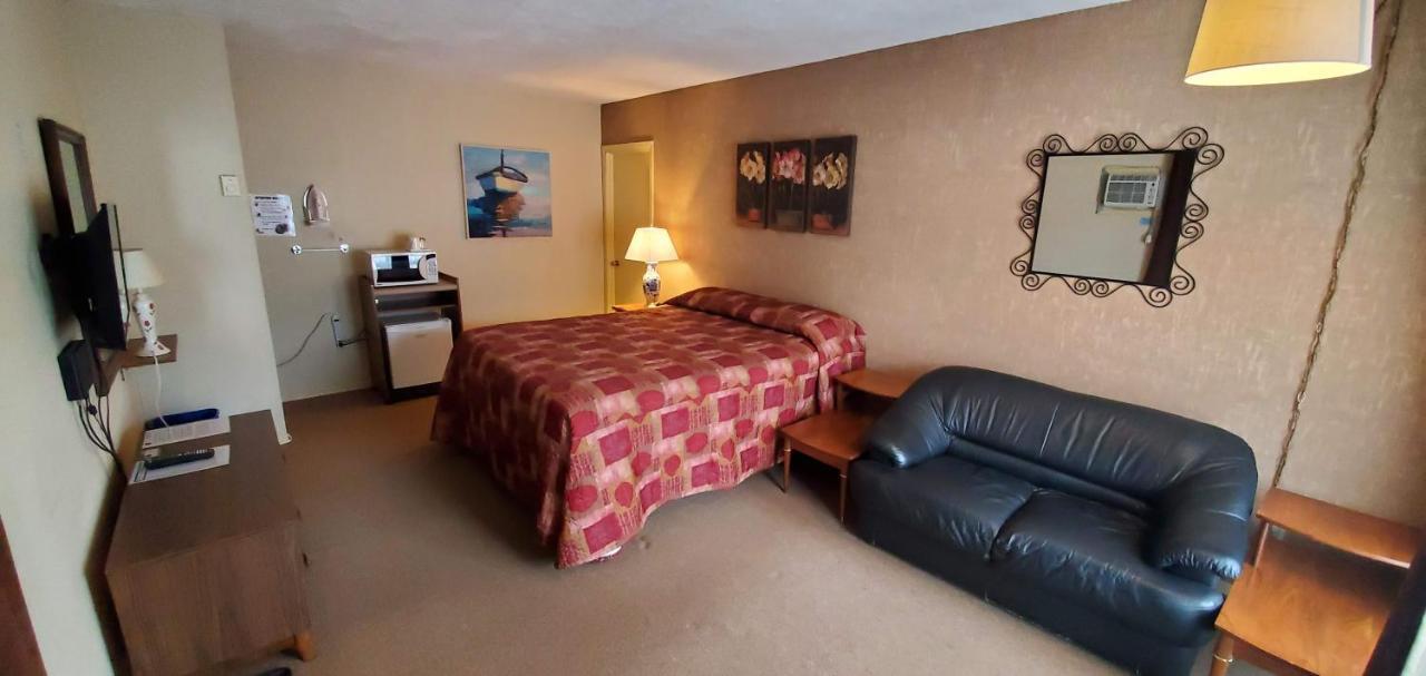 Pinewood Inn Barrys Bay Extérieur photo