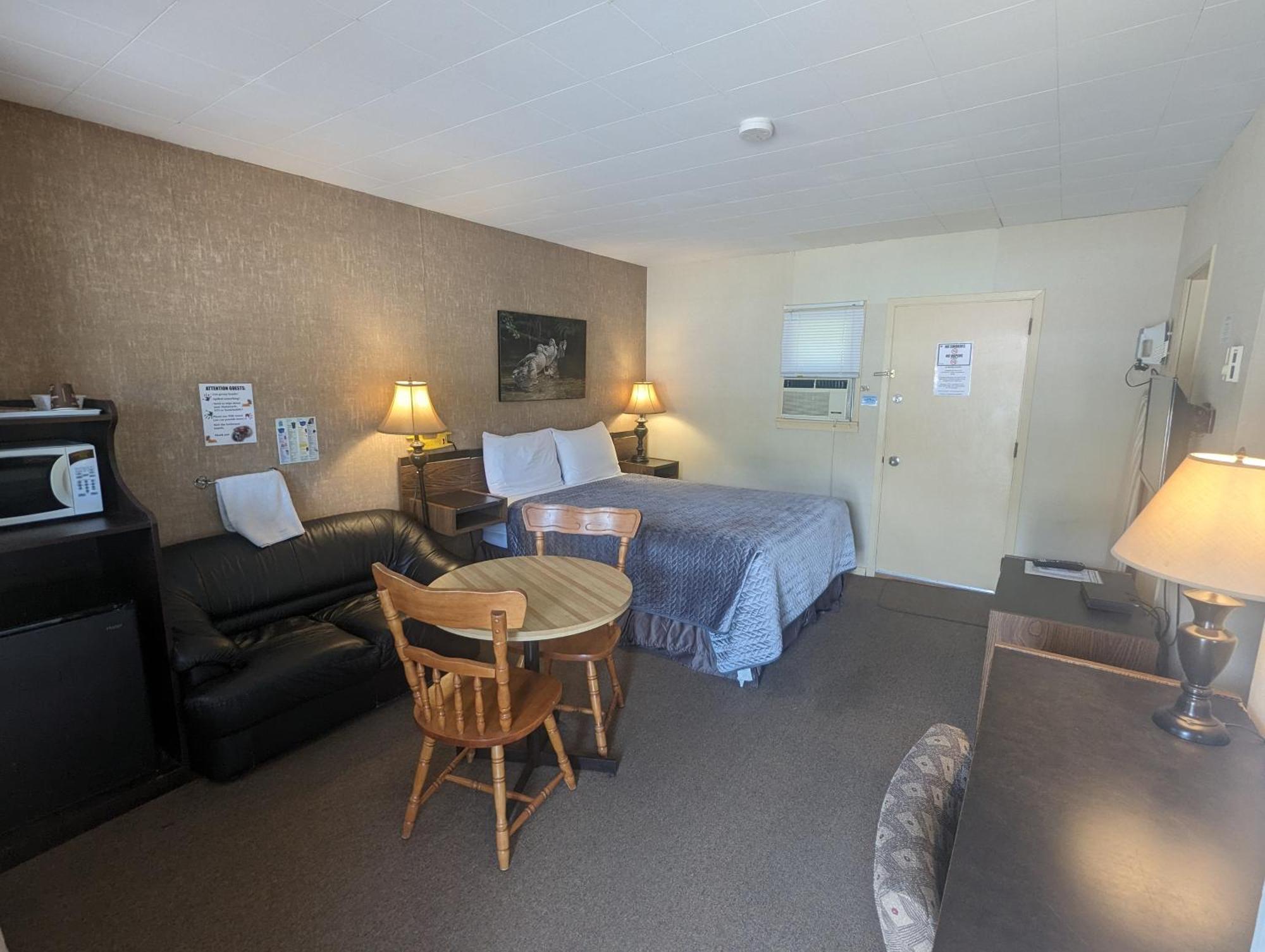 Pinewood Inn Barrys Bay Extérieur photo